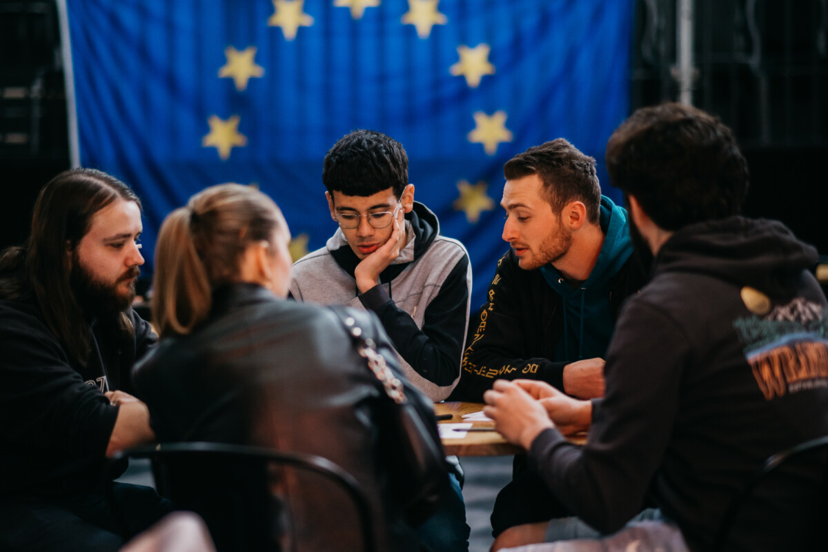 De jeunes travaillent sur le programme d'une année comme Capitale européenne de la Culture